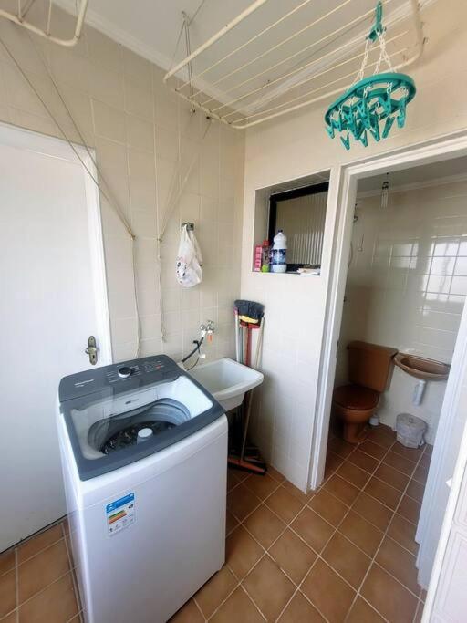 Amplo apto Enseada ar condicionado piscina praia a pé