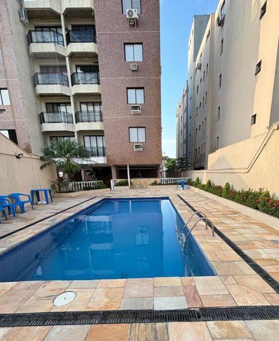 Amplo apto Enseada ar condicionado piscina praia a pé
