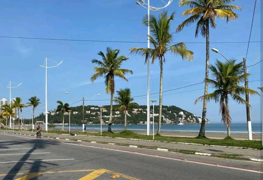Amplo apto Enseada ar condicionado piscina praia a pé
