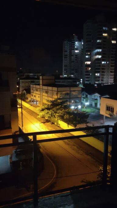 Amplo apto Enseada ar condicionado piscina praia a pé