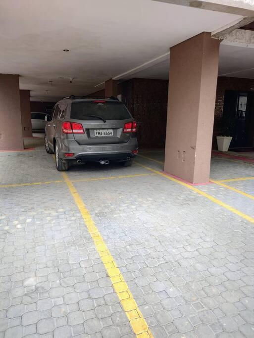 Amplo apto Enseada ar condicionado piscina praia a pé