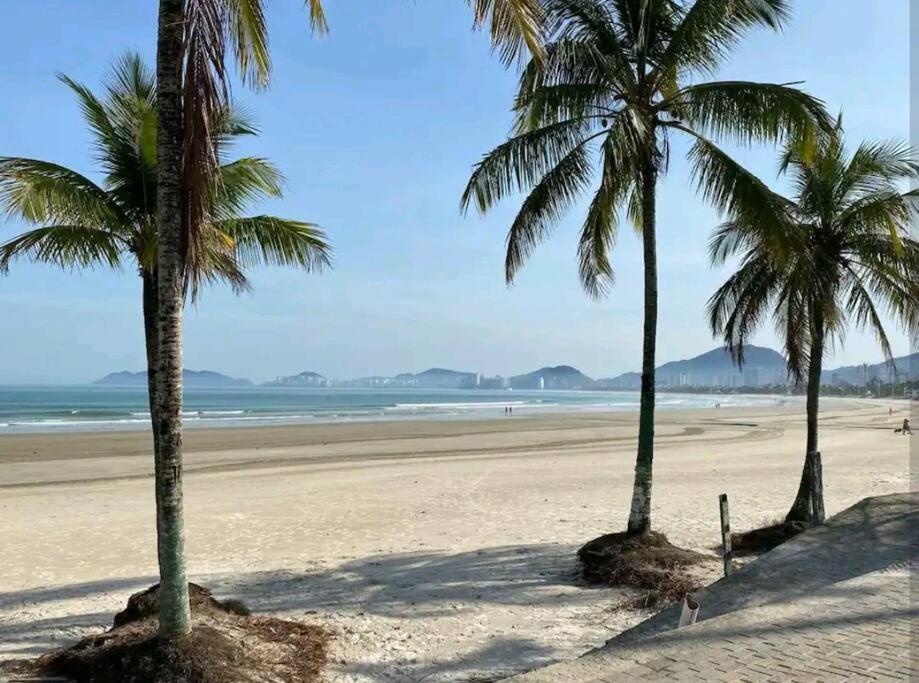 Amplo apto Enseada ar condicionado piscina praia a pé