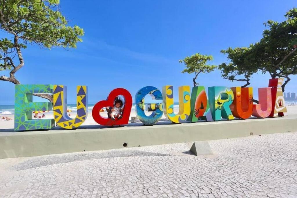 Amplo apto Enseada ar condicionado piscina praia a pé