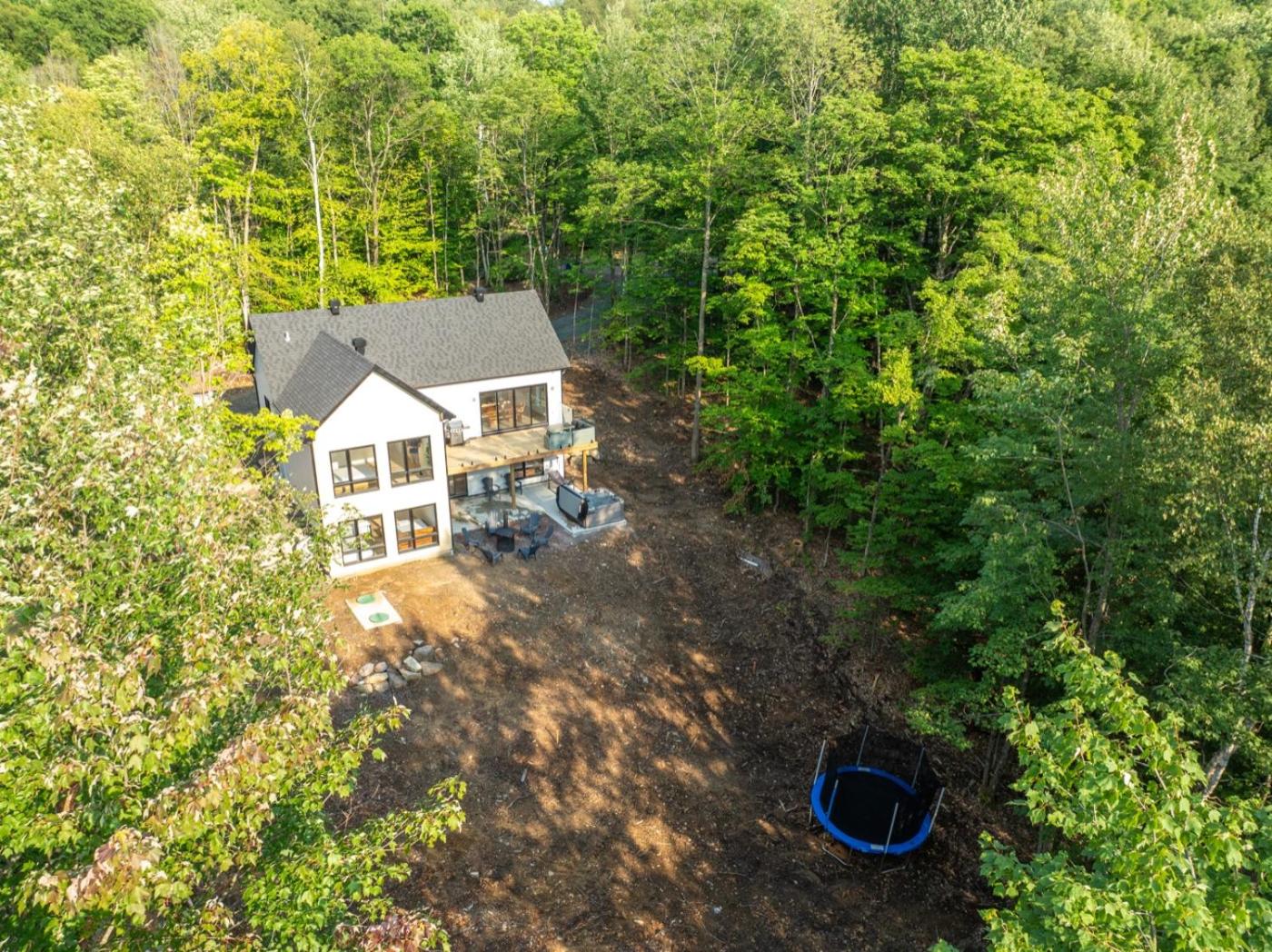 Le Timothée, Splendide Chalet Neuf avec Piscine Spa et Billard près de Tremblant