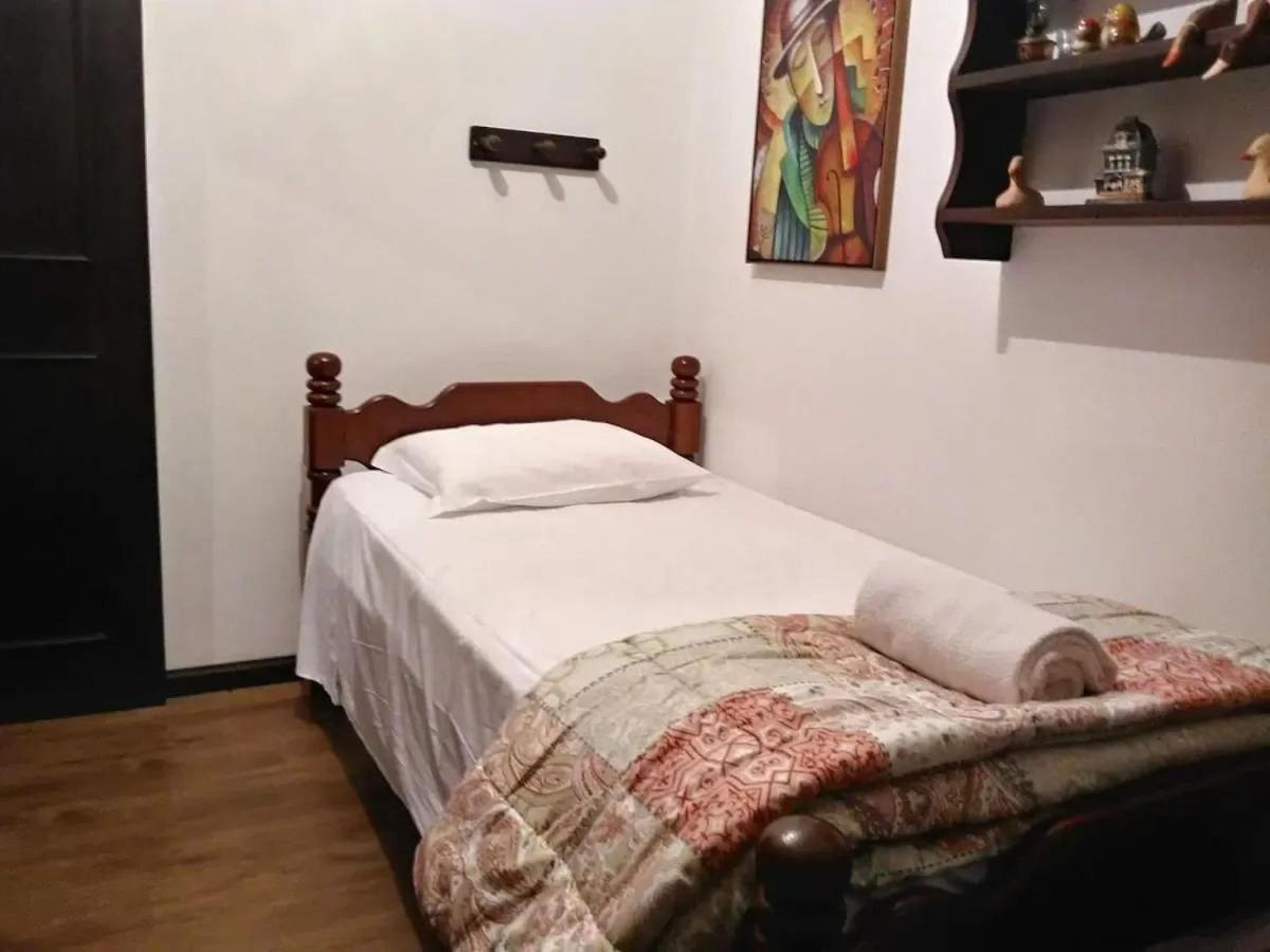 Linda cobertura com sacada no centro de Gramado.