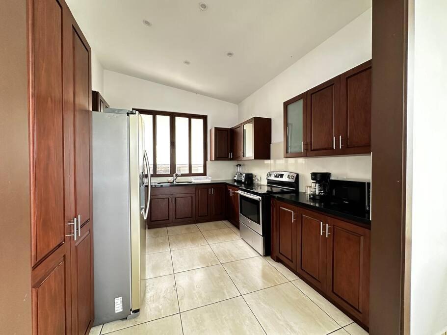 Senda Alondra - Casa Enorme con Vistas Lindas en Nuevo Cuscatlan! view 4