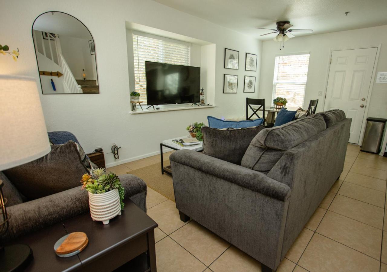Tranquil Retreat 4 Miles to Sequoia Park Entrance with BBQ and Balcony view 5