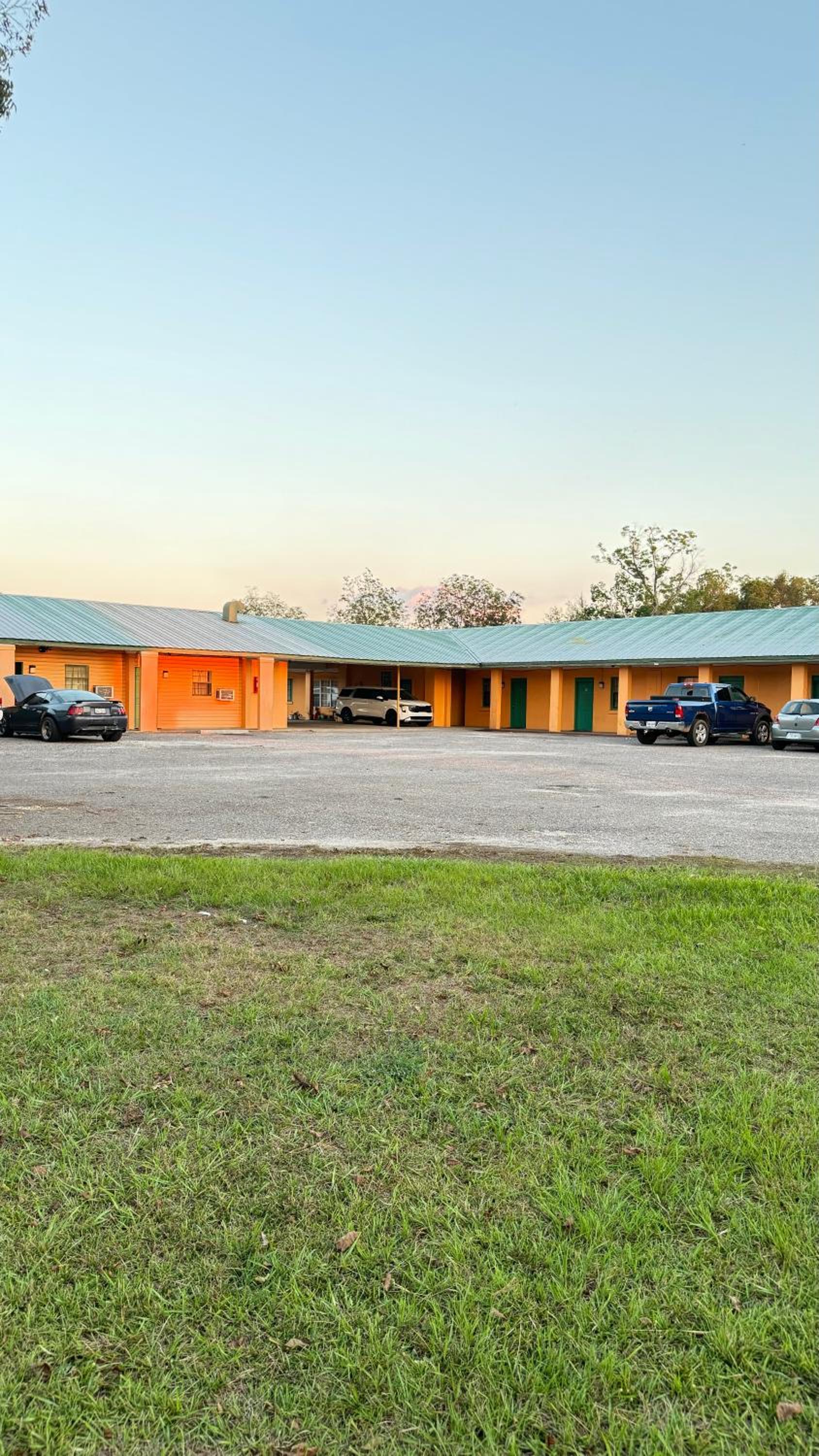 GreenLawn Motel