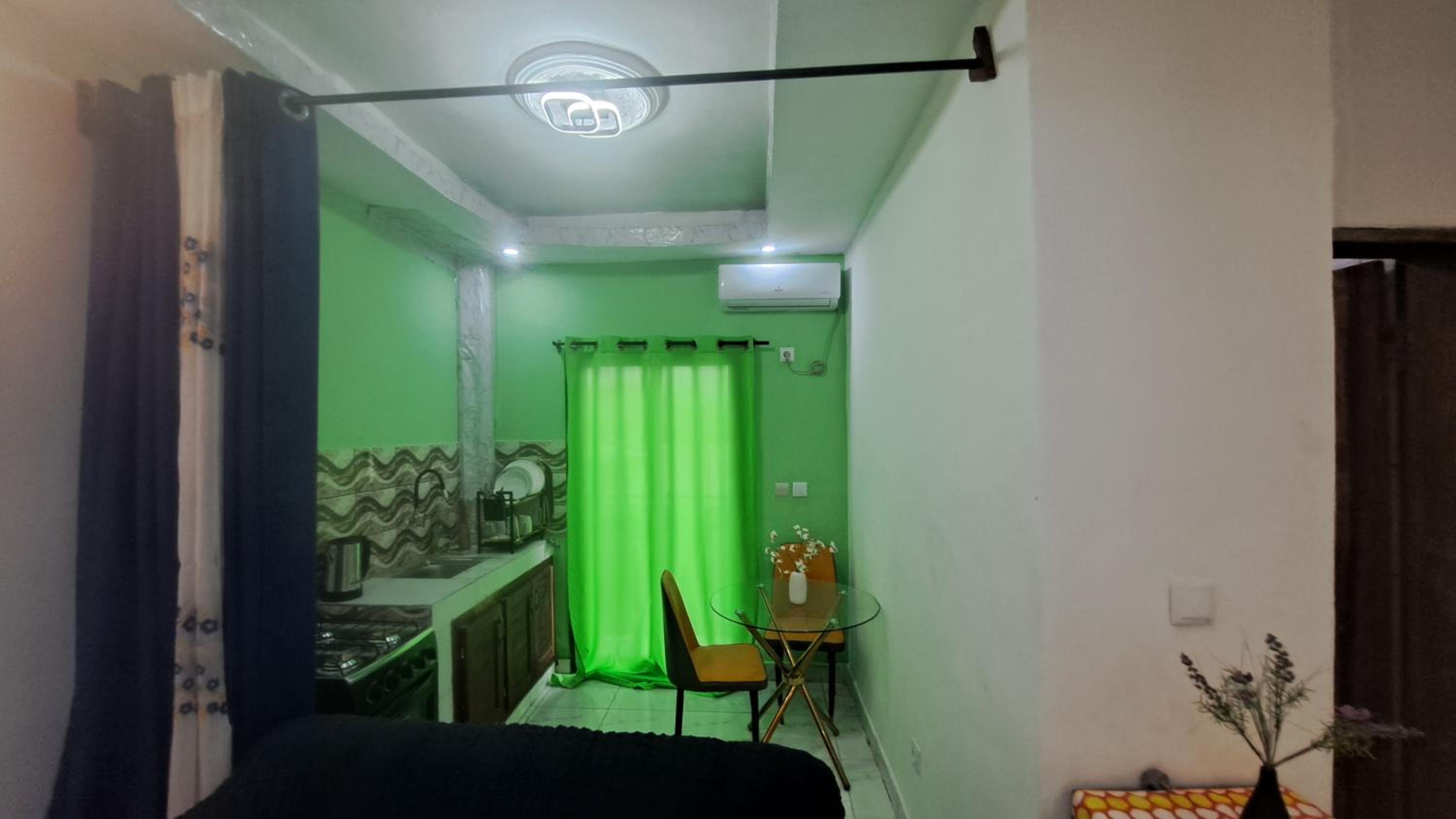 ResidenceGermanotech VIP 2e, Bonamoussadi,Logbessou,eau chaude, internet 2 balcons