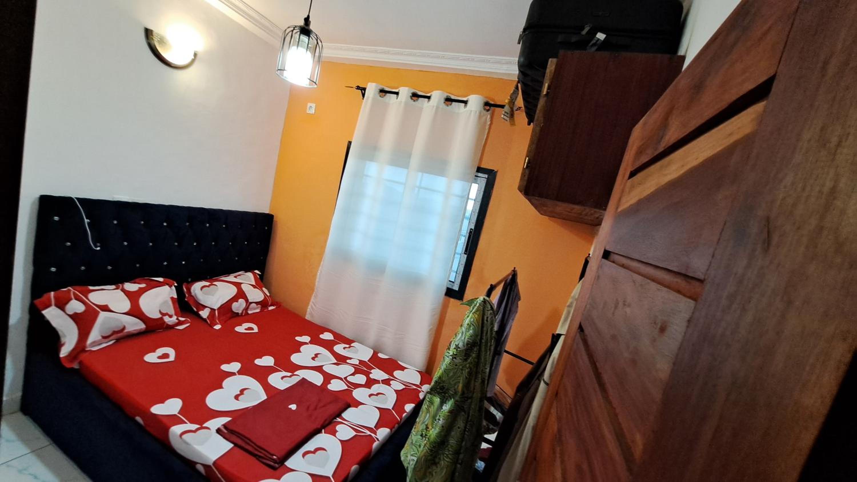 ResidenceGermanotech VIP 2e, Bonamoussadi,Logbessou,eau chaude, internet 2 balcons
