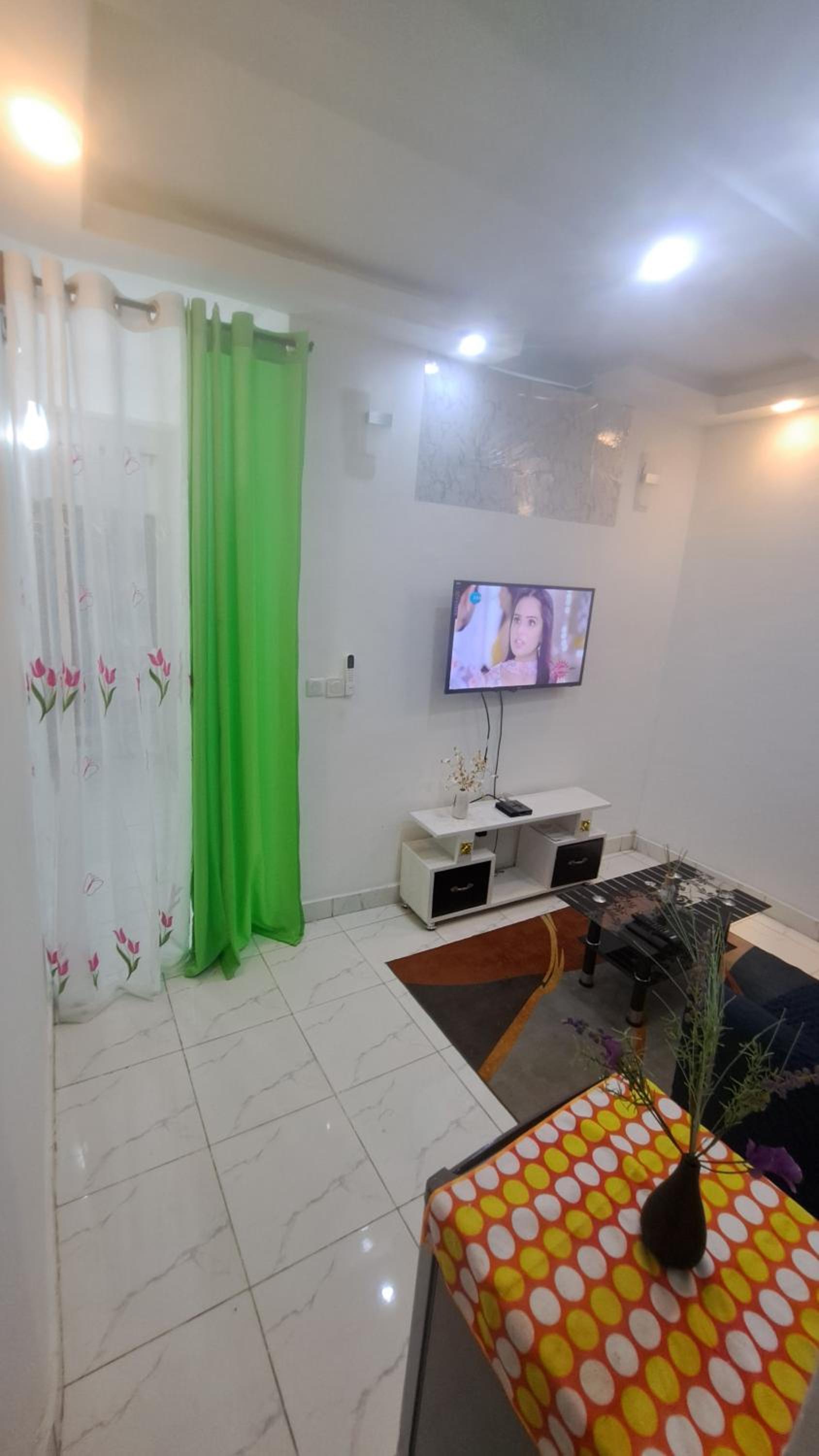 ResidenceGermanotech VIP 2e, Bonamoussadi,Logbessou,eau chaude, internet 2 balcons