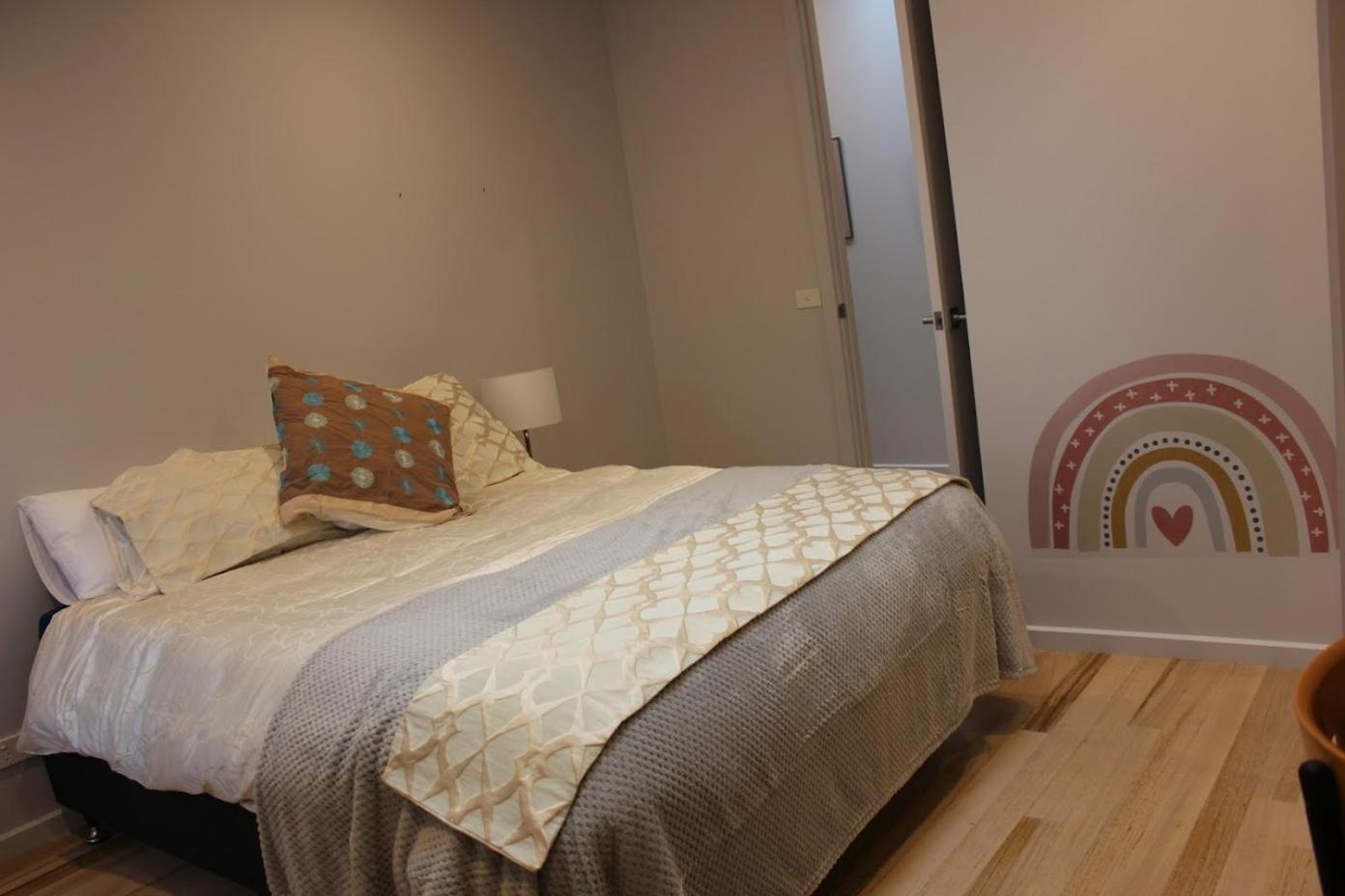 Architectural Crisp & convenient location