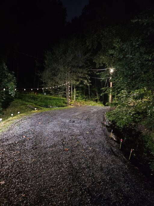 40 minutes to Gatlinburg, mountain hideaway view 3