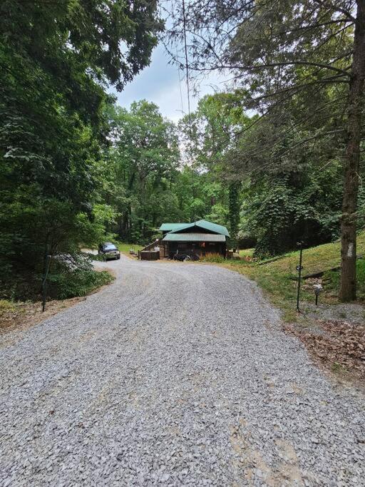 40 minutes to Gatlinburg, mountain hideaway view 4