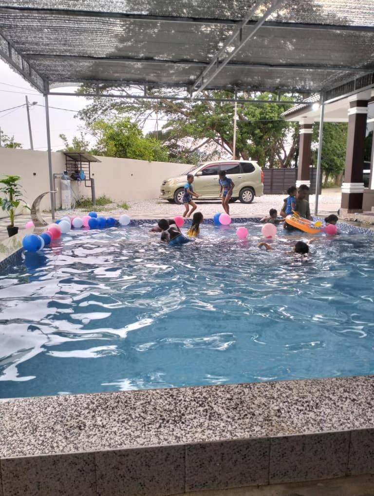 Kolam Besar dengan Privasi di Nel Homestay photo 4