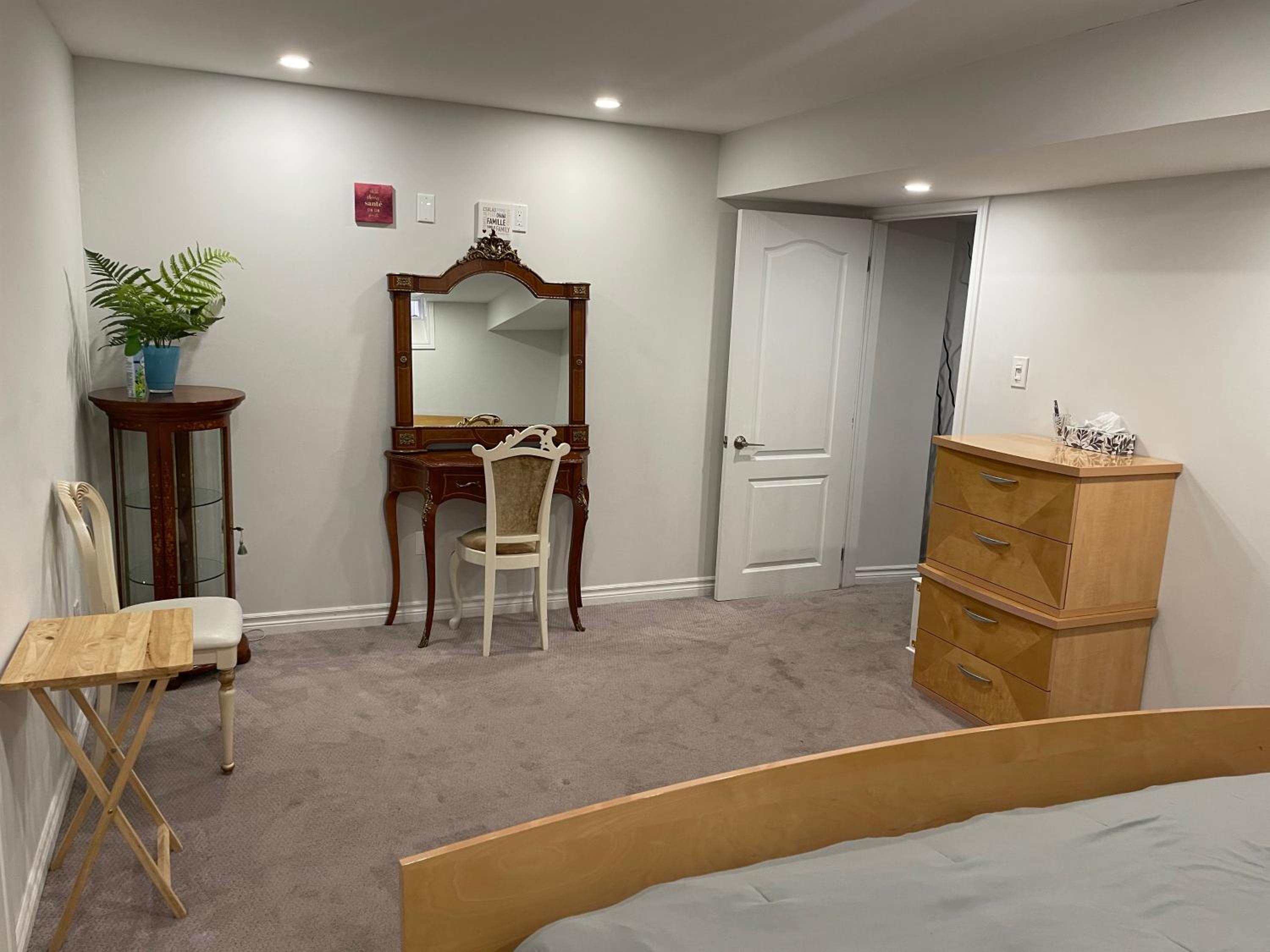 Amazing 2 Bedroom Basement in Oakridges
