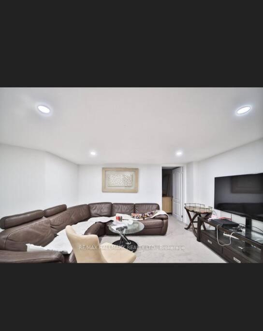 Amazing 2 Bedroom Basement in Oakridges