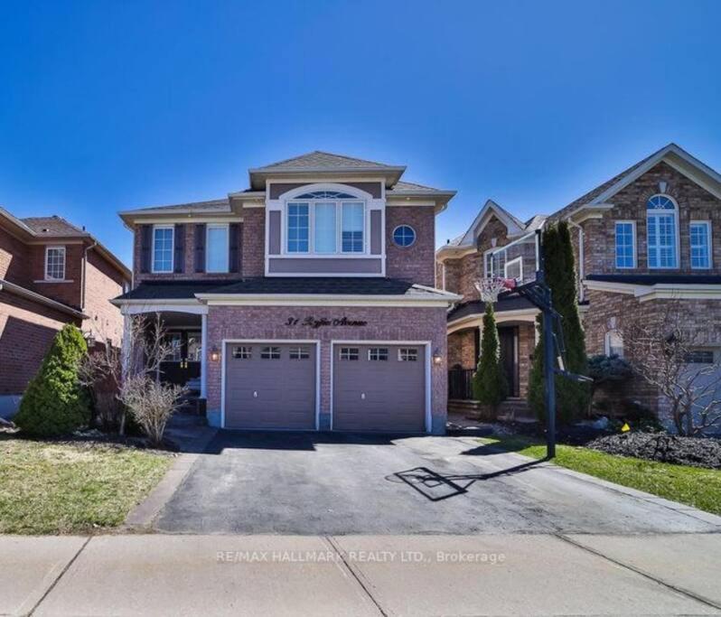Amazing 2 Bedroom Basement in Oakridges