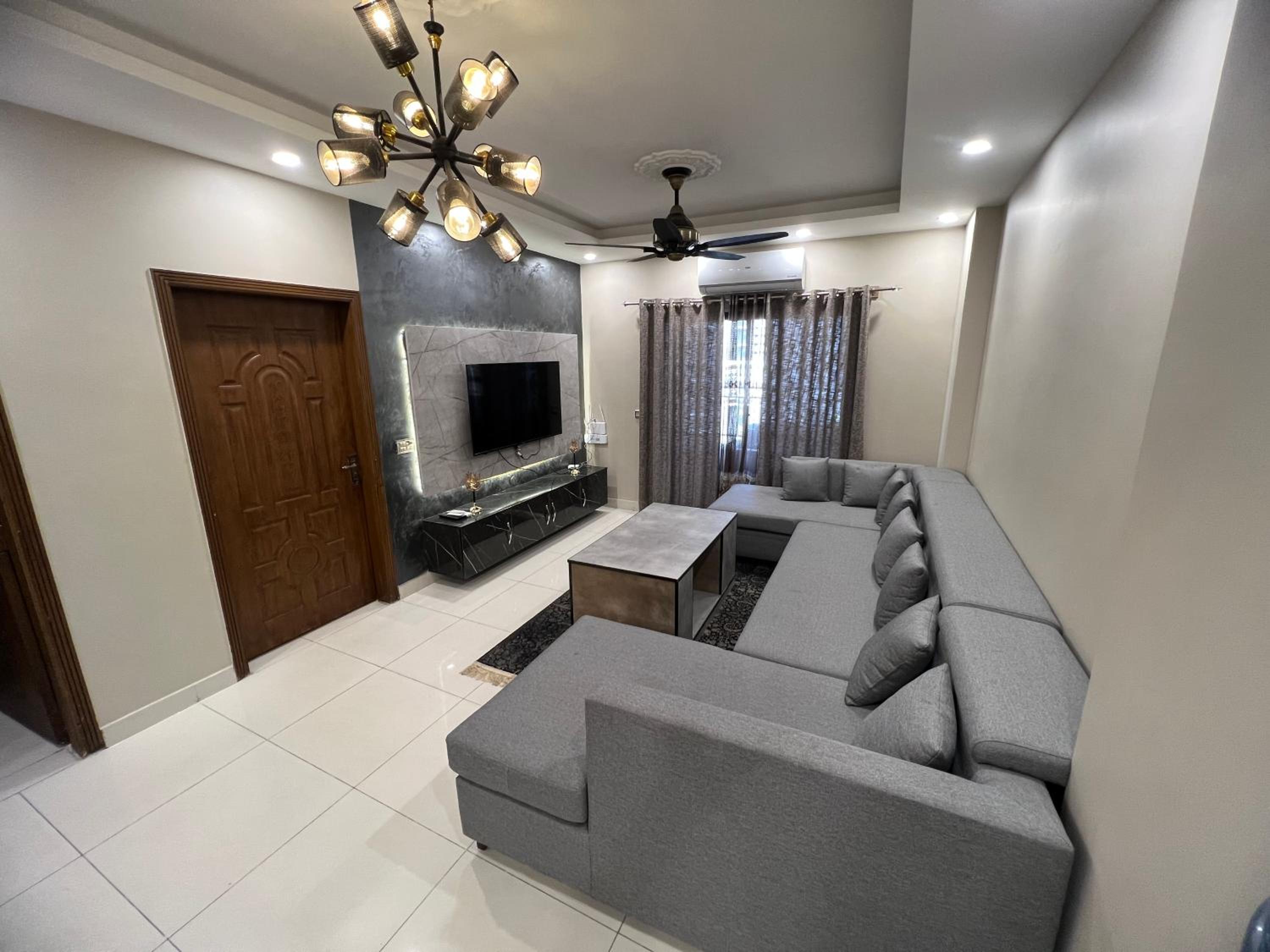 Three-bedroom Urban Retreat with Terrace AQZ Apartments
