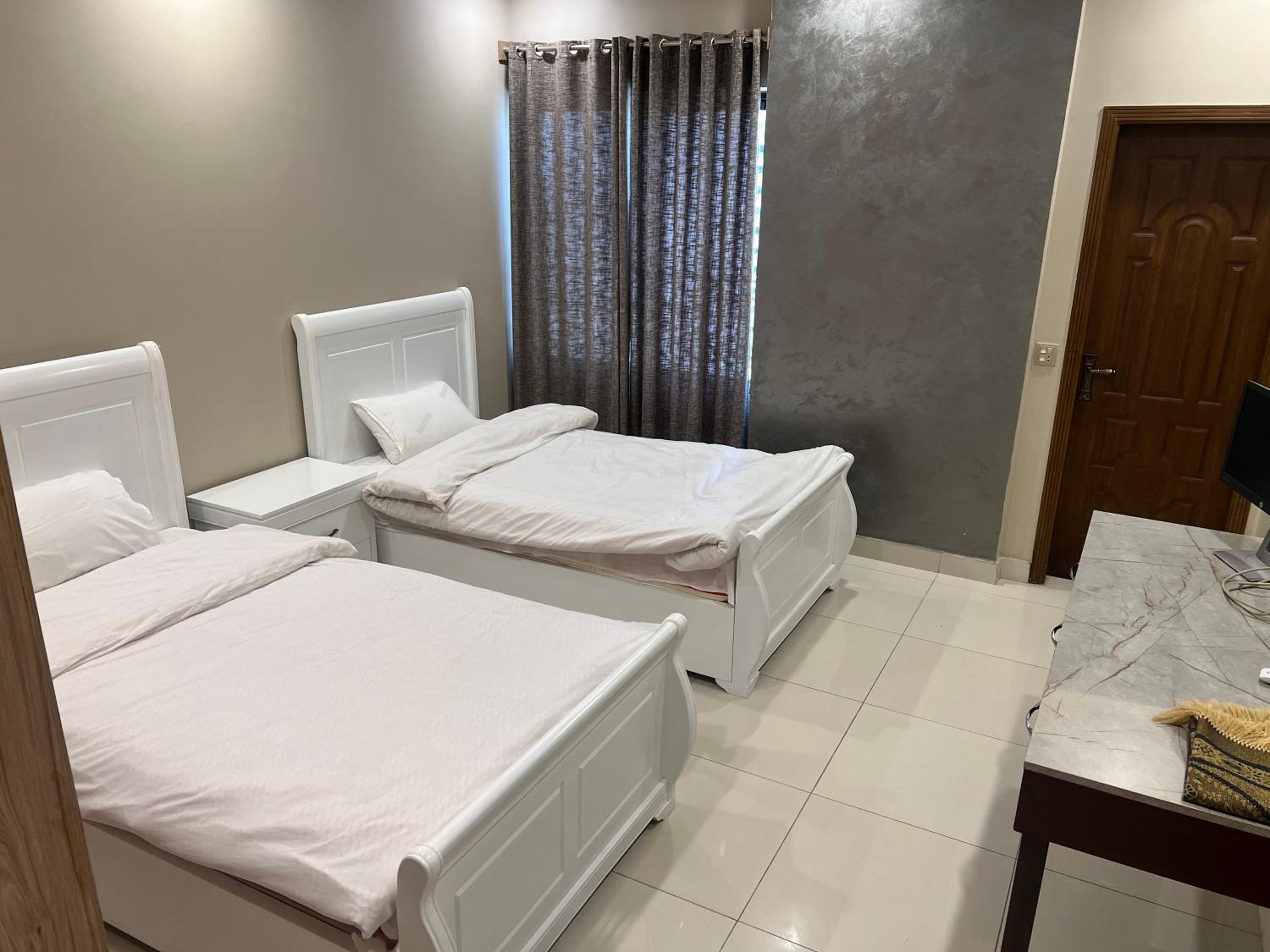 Three-bedroom Urban Retreat with Terrace AQZ Apartments