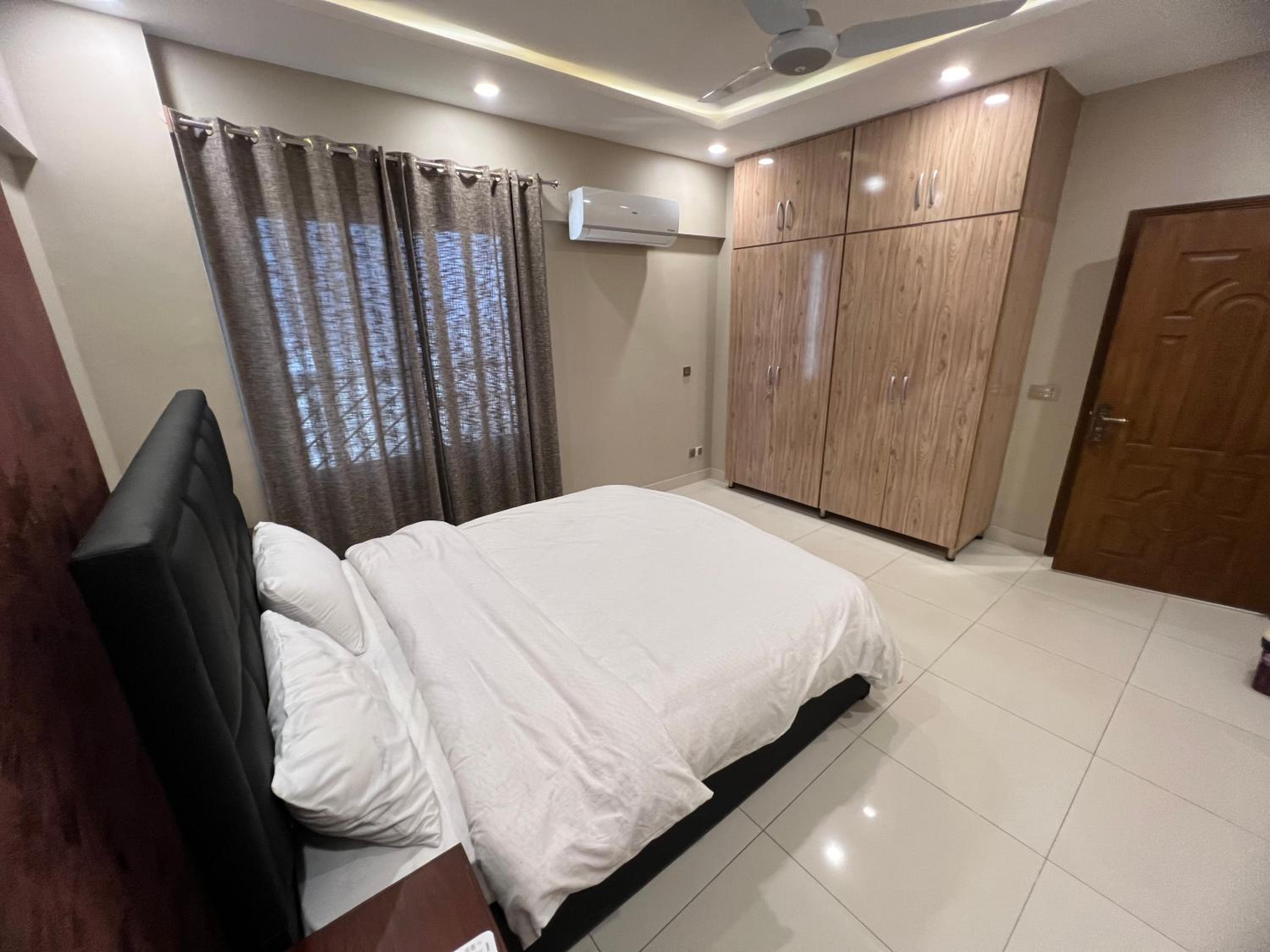 Three-bedroom Urban Retreat with Terrace AQZ Apartments