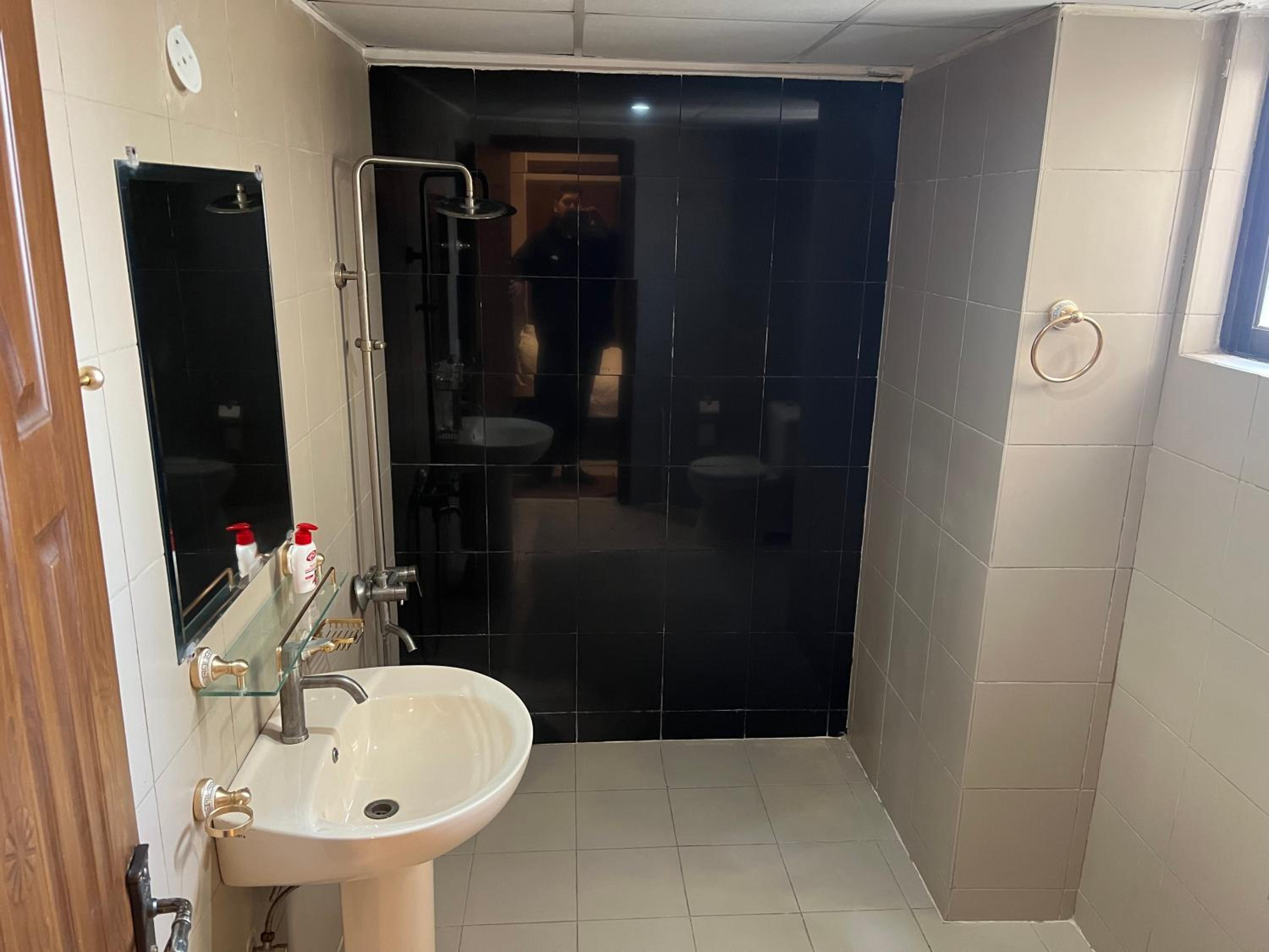Three-bedroom Urban Retreat with Terrace AQZ Apartments