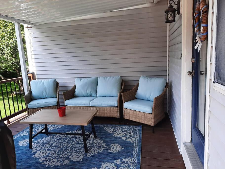 Charming 3 Bedroom, 1 Bath home view 2