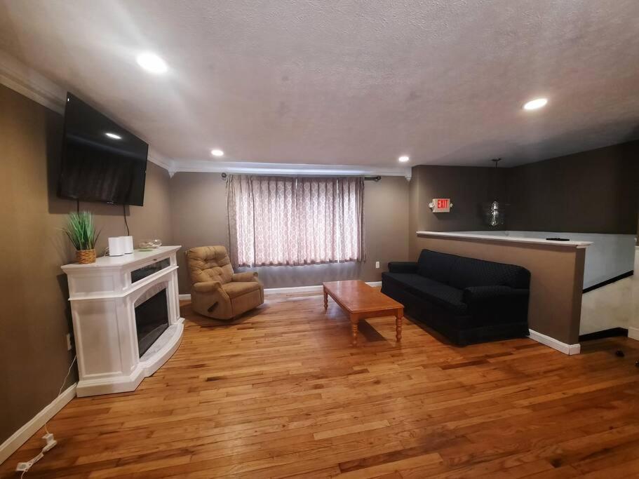 Charming 3 Bedroom, 1 Bath home view 4