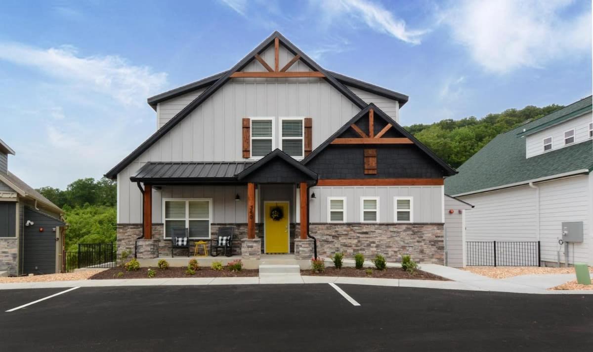 Hotel Livin' The Dream- Indoor Outdoor pool & Private Hot Tub - Image 1