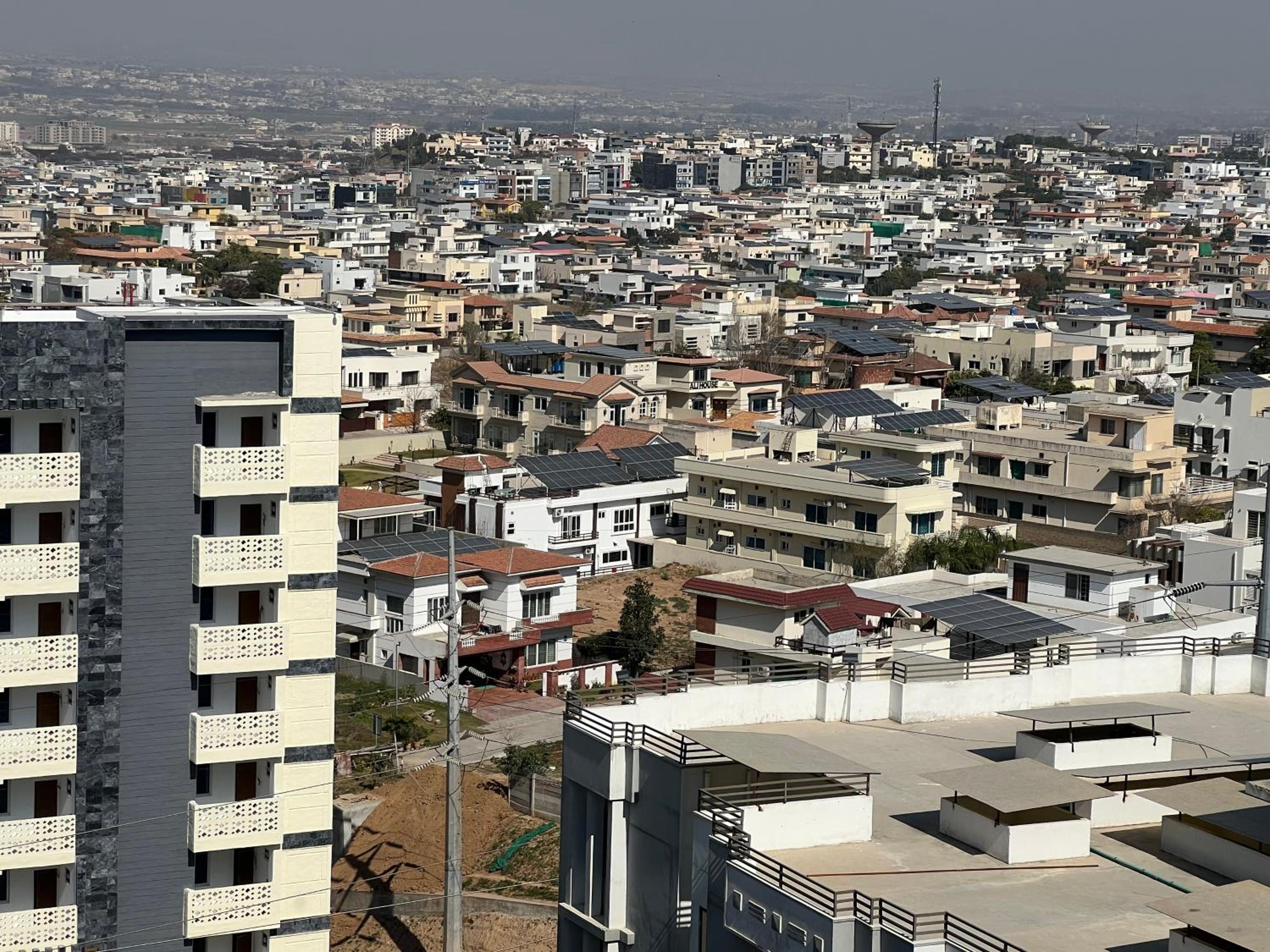 Three-bedroom Urban Retreat with Terrace AQZ Apartments