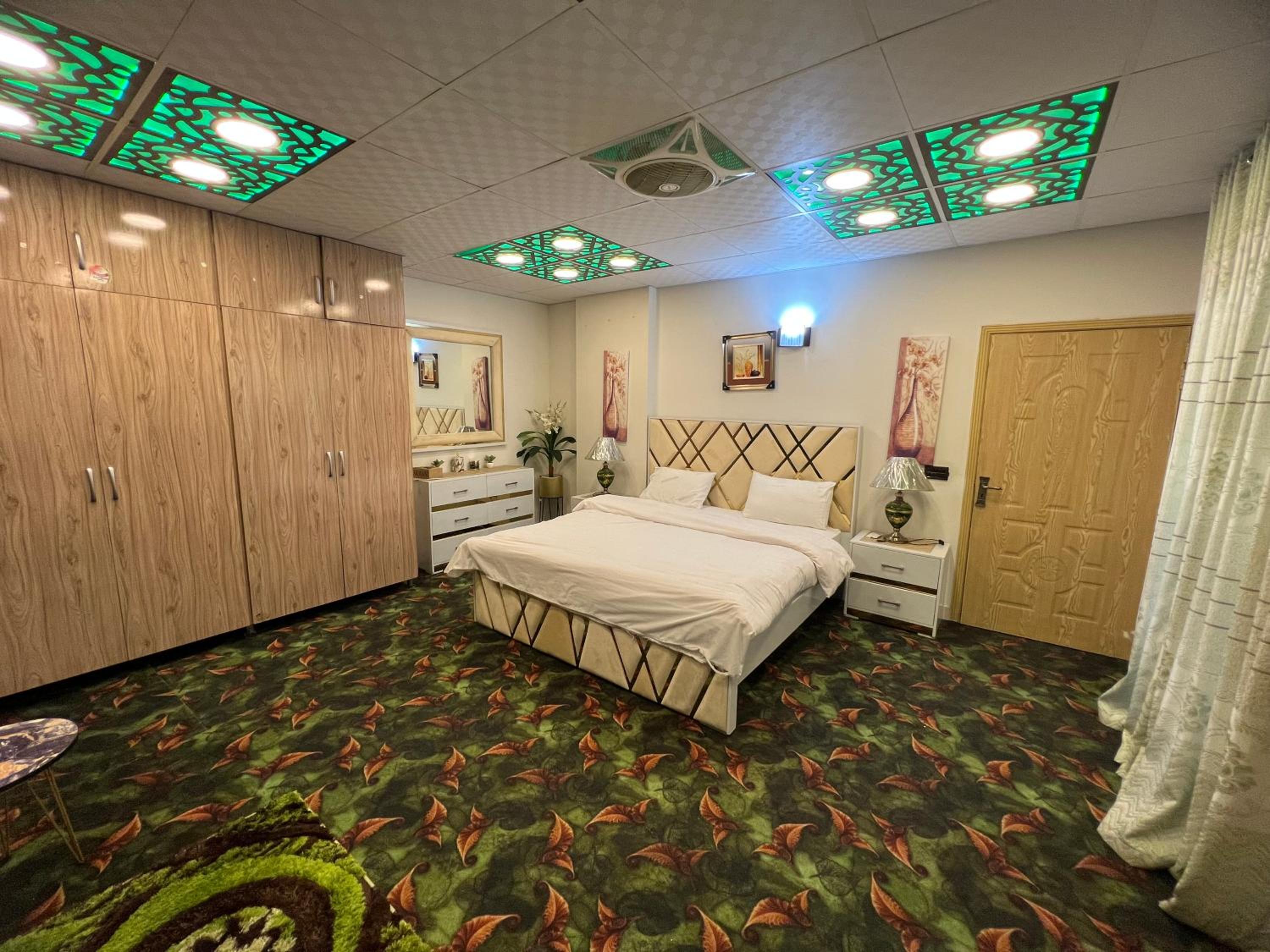 Three-bedroom Urban Retreat with Terrace AQZ Apartments