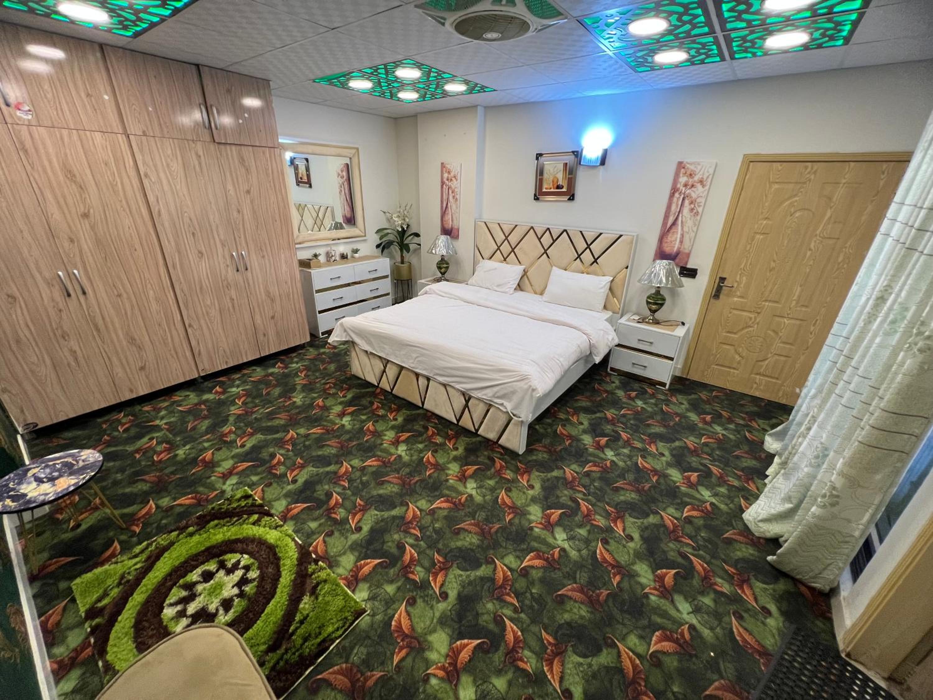 Three-bedroom Urban Retreat with Terrace AQZ Apartments