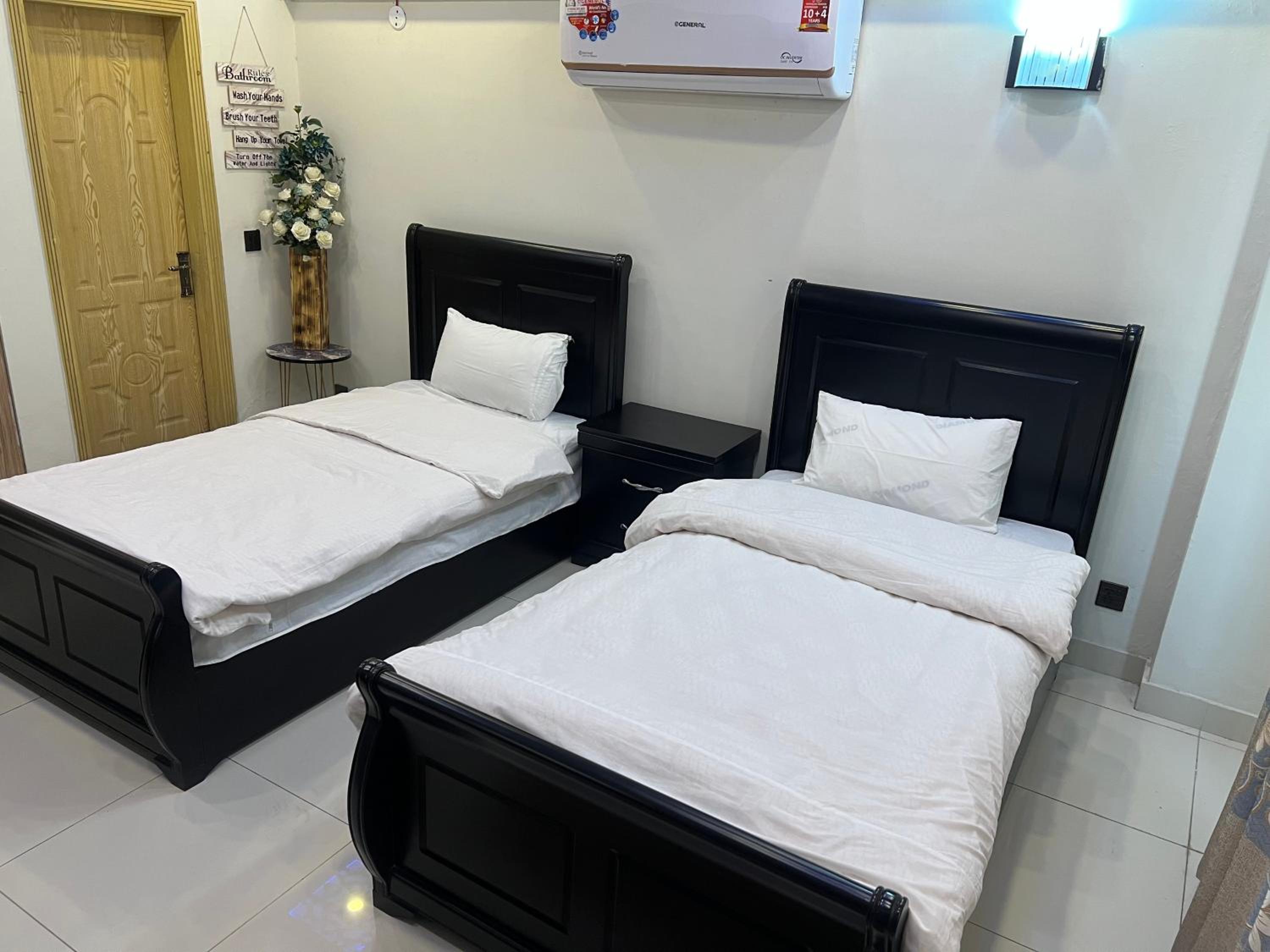 Three-bedroom Urban Retreat with Terrace AQZ Apartments