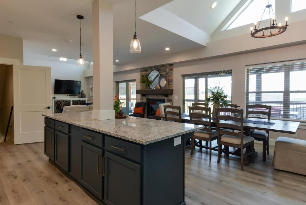 Journey's Remedy -Lake View Sleeps 30