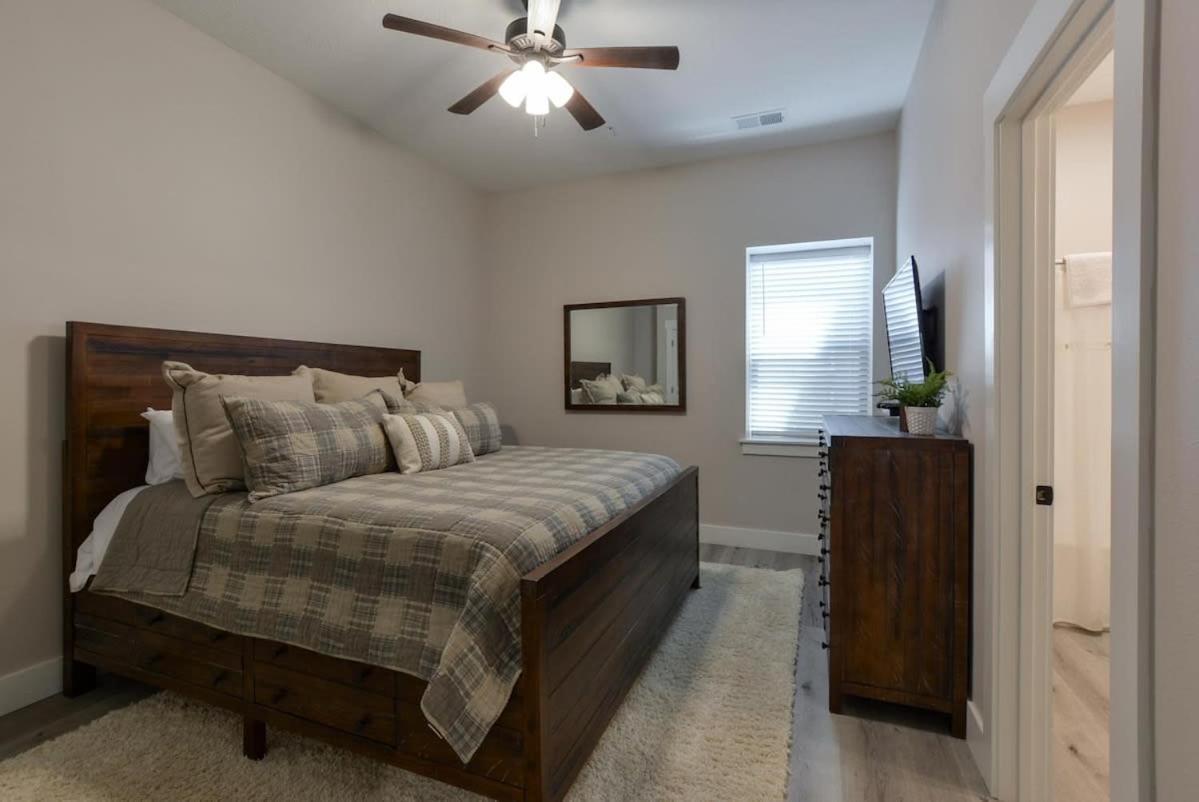 Journey's Remedy -Lake View Sleeps 30