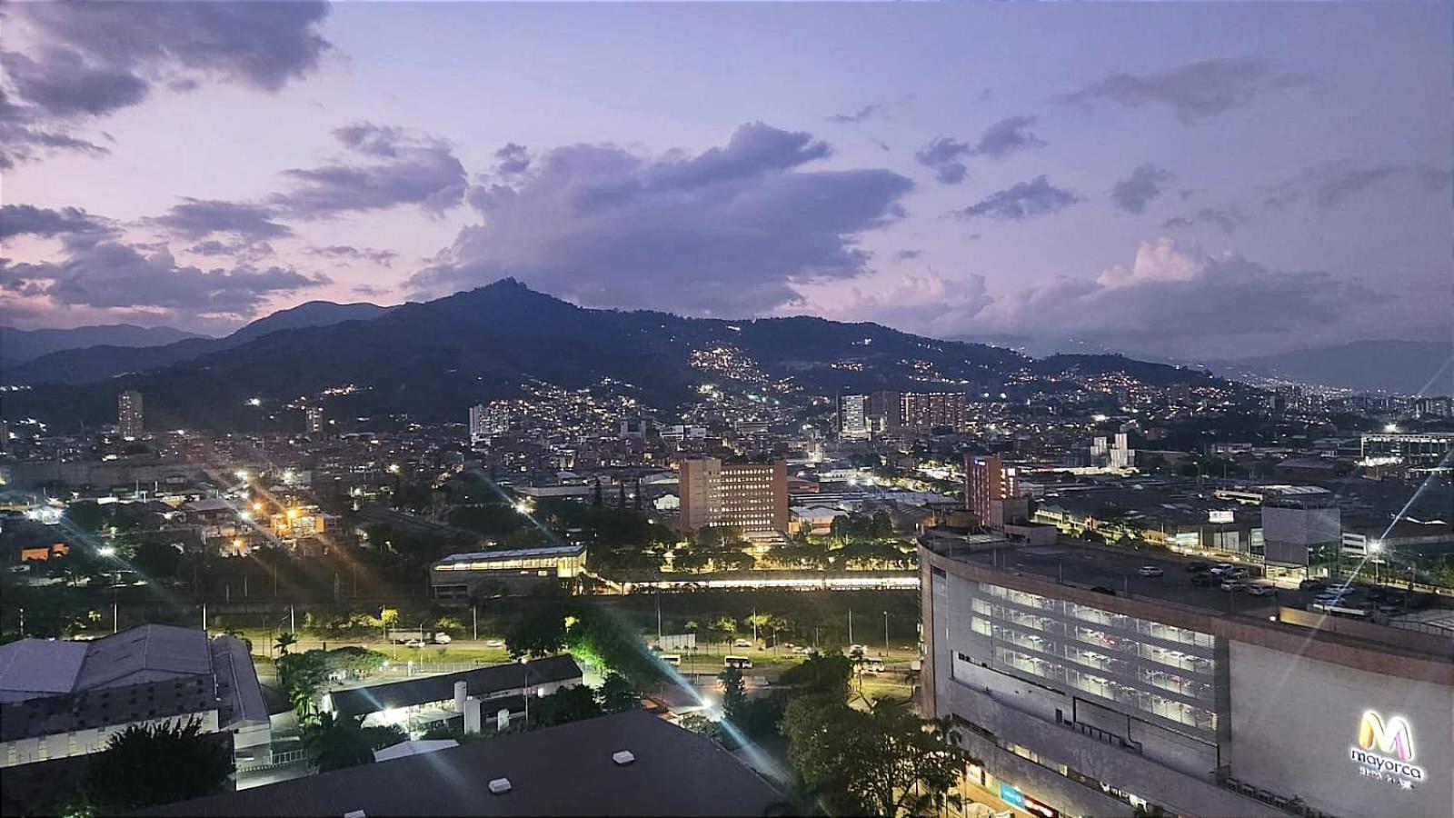 Apartamento en Sabaneta, Zona Mayorca, Medellin, Hermosa vista a la Montañas, Class 48