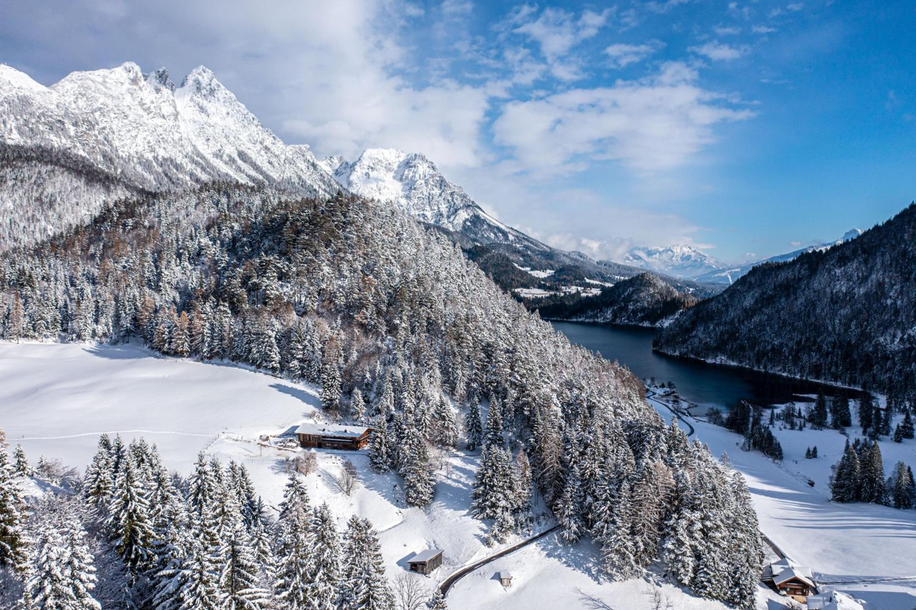 ChaletWK - Luxury old wood mountain chalet in a sunny secluded location with gym, sauna & whirlpool