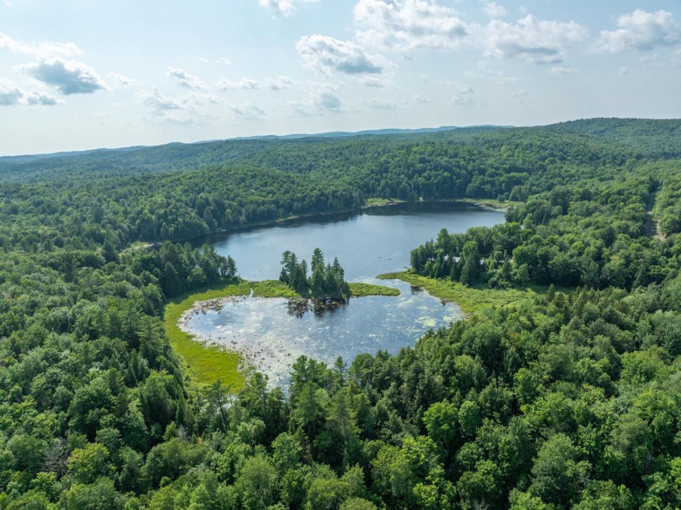 L'Atmosphère Chalet neuf avec piscine spa près de Tremblant