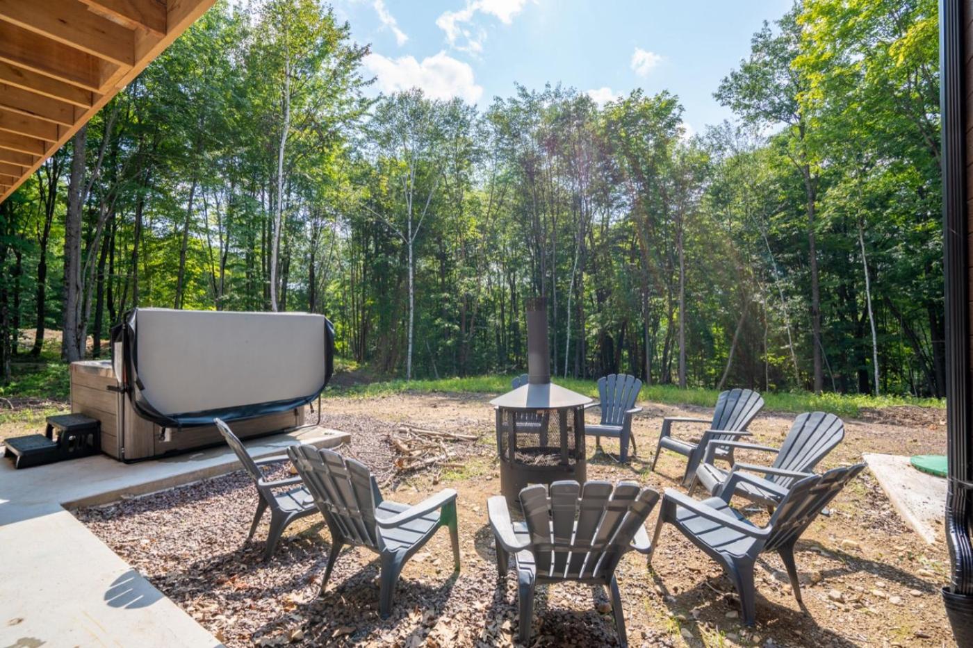 L'Atmosphère Chalet neuf avec piscine spa près de Tremblant