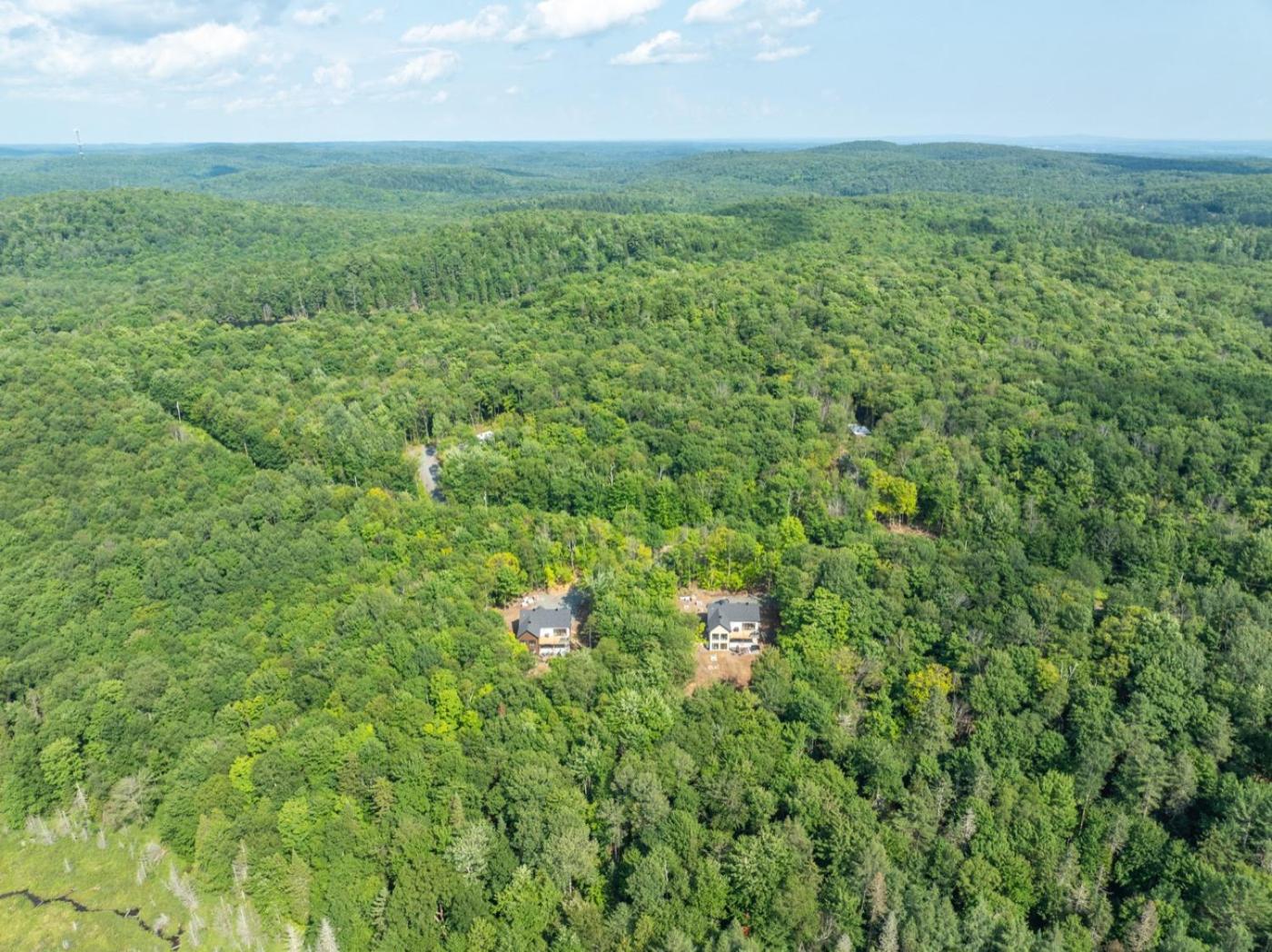 L'Atmosphère Chalet neuf avec piscine spa près de Tremblant