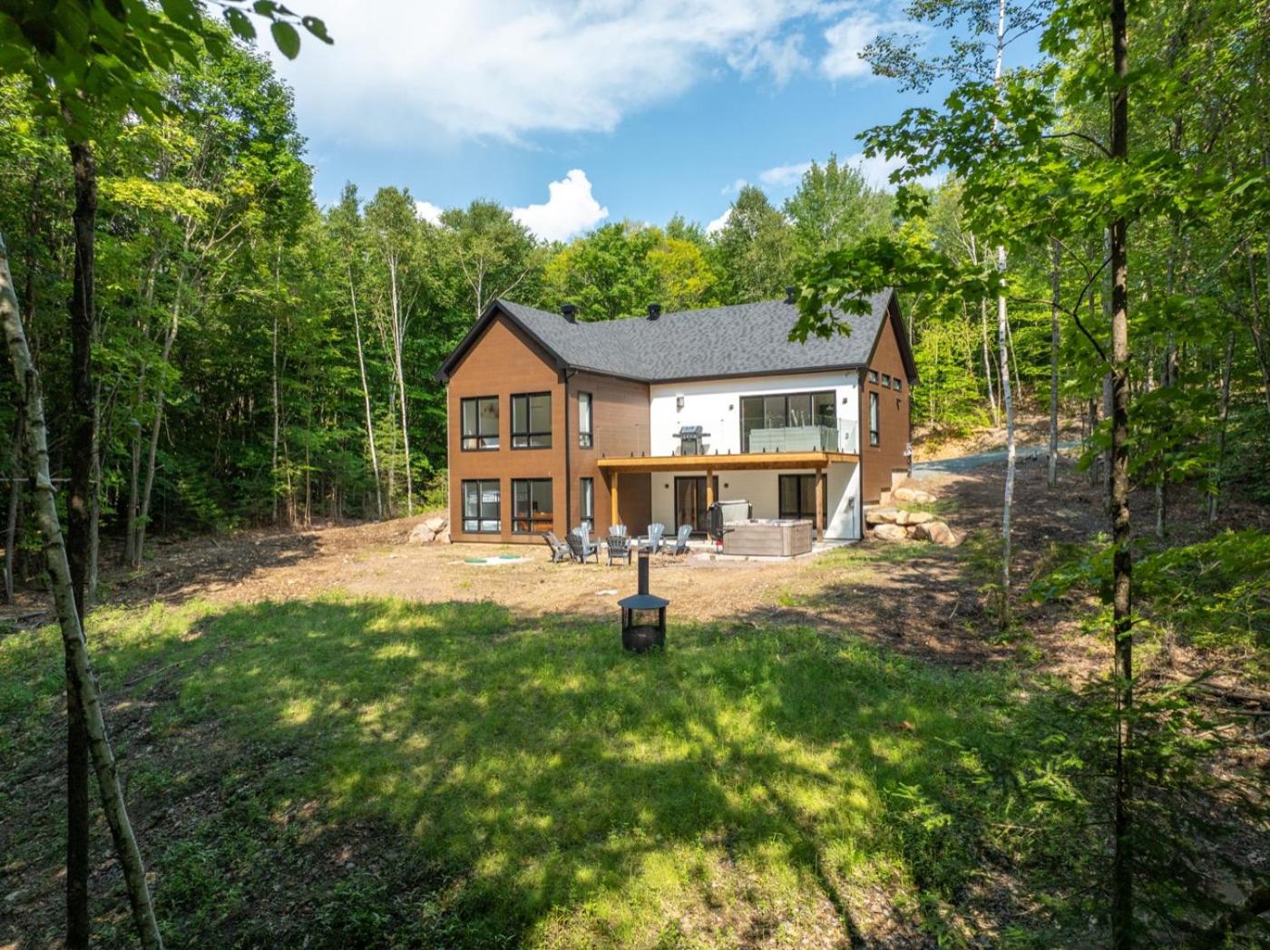 L'Atmosphère Chalet neuf avec piscine spa près de Tremblant