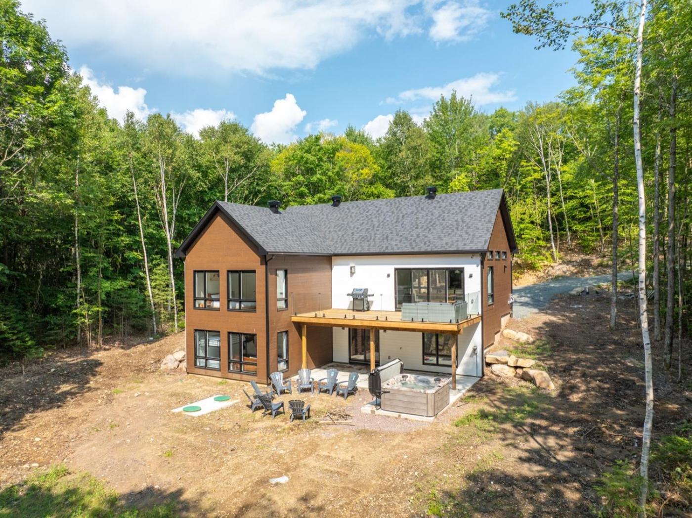 L'Atmosphère Chalet neuf avec piscine spa près de Tremblant