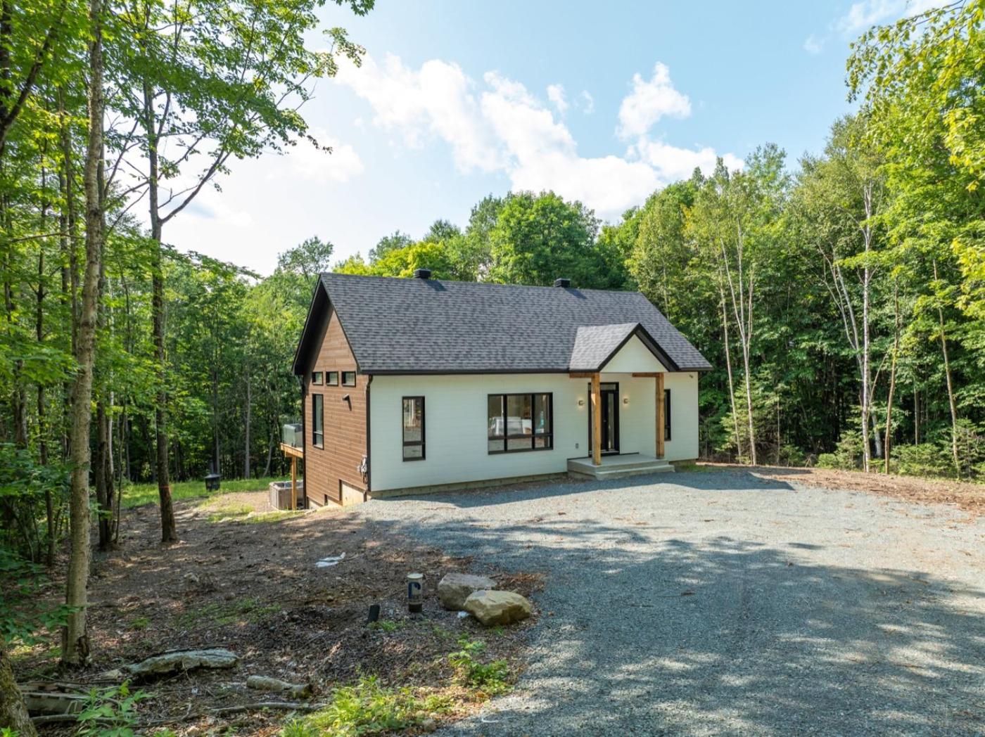 L'Atmosphère Chalet neuf avec piscine spa près de Tremblant