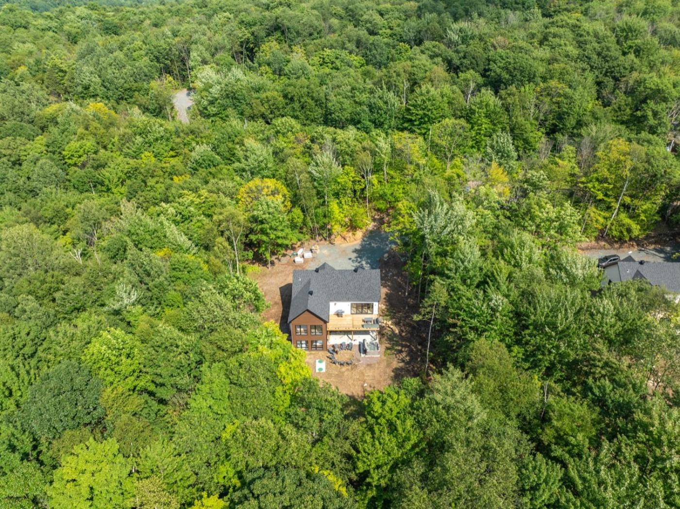 L'Atmosphère Chalet neuf avec piscine spa près de Tremblant