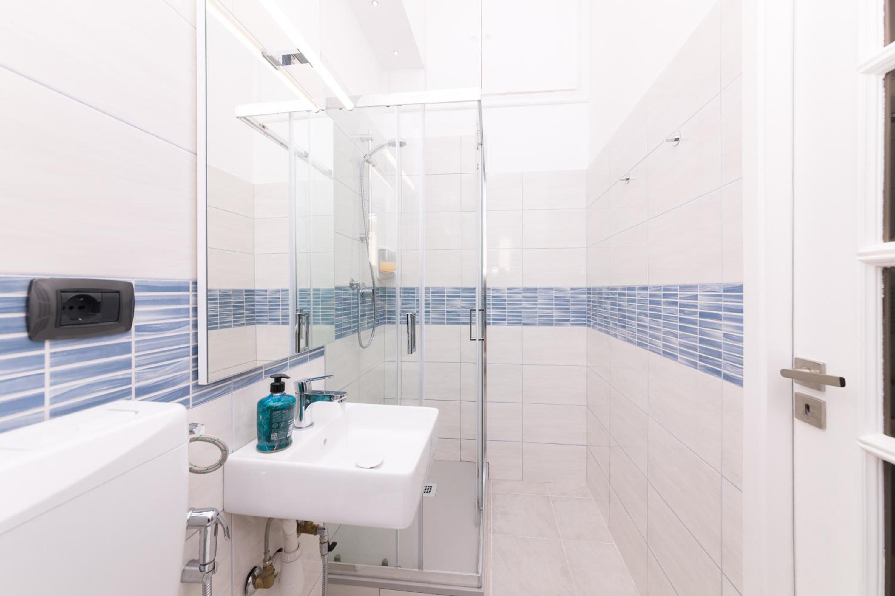 Galia rooms by PortofinoVacanze self check in view 4