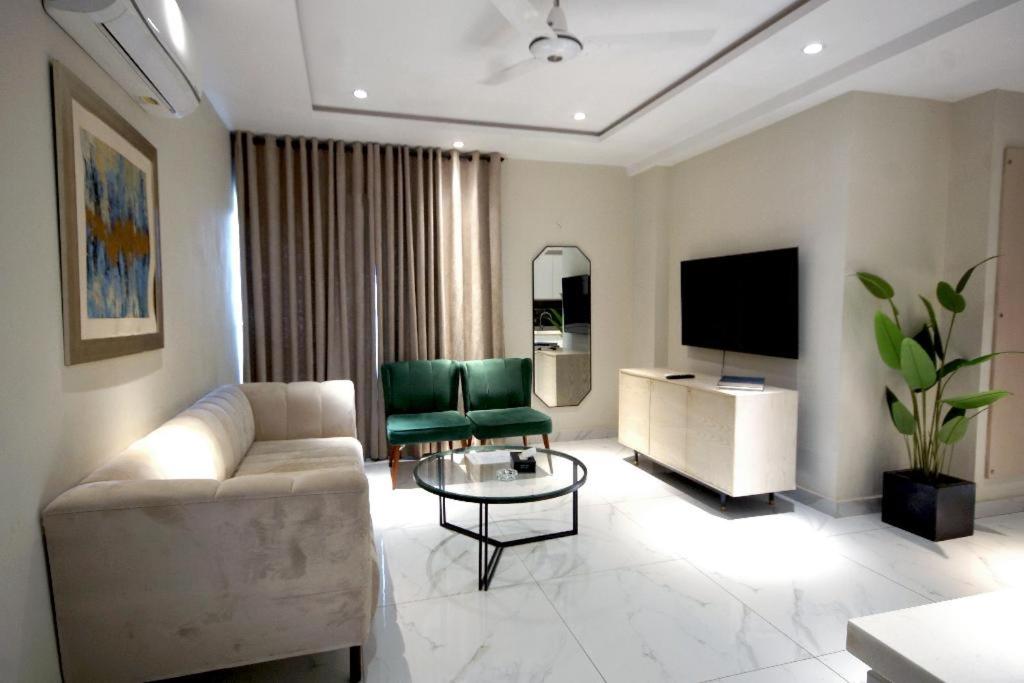 BNR - The Opus Residences 1-Bed Apartment Gulberg, Lahore view 3