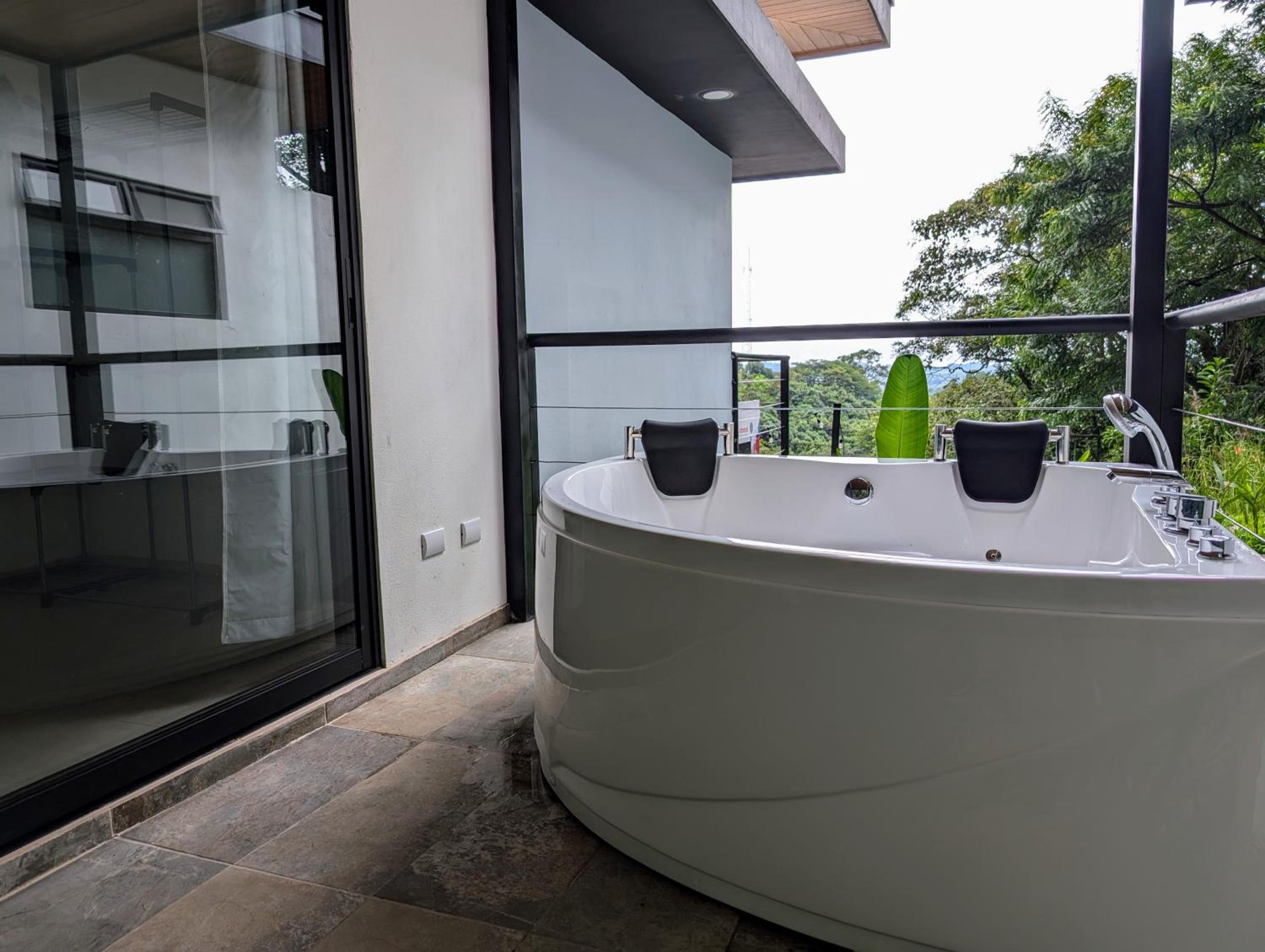 Fully furnished lodge with hot tub and pool - Alto Castillo