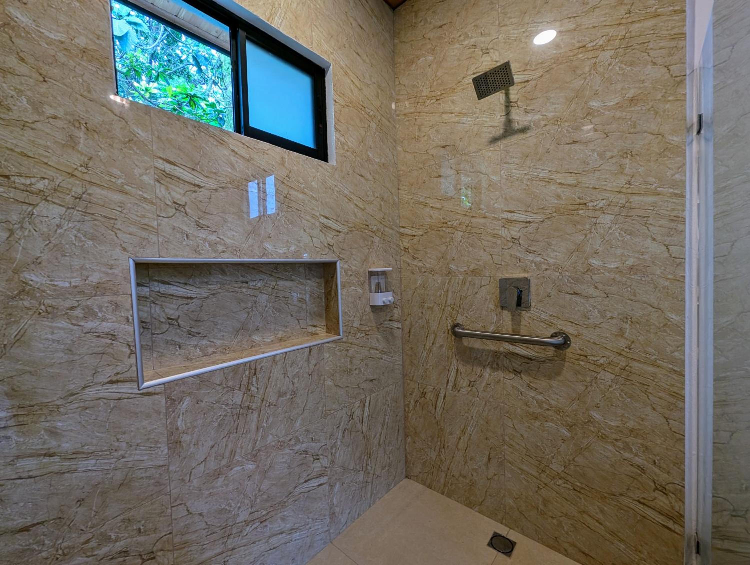 Fully furnished lodge with hot tub and pool - Alto Castillo