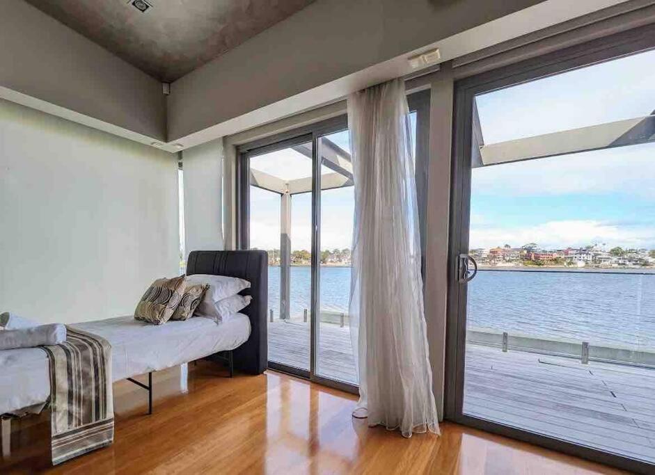 Waterfront Oasis , Infinity Pool, Sauna and steam room