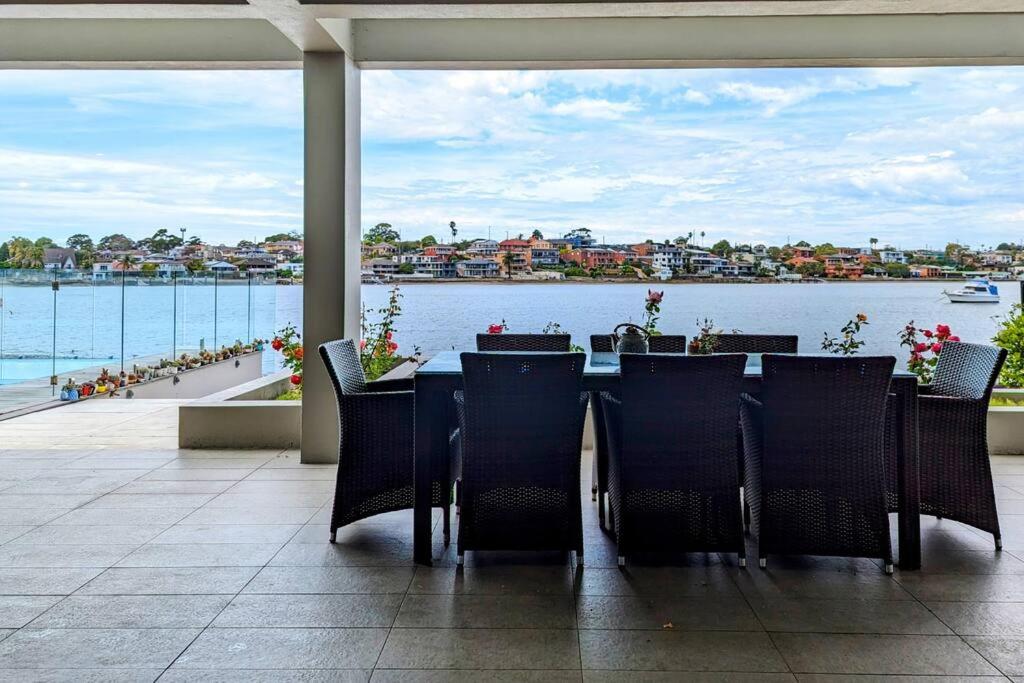 Waterfront Oasis , Infinity Pool, Sauna and steam room